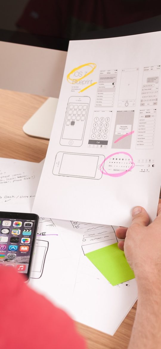 老牛影视 App 账号界面截图：展示登录状态、设备管理列表与同步开关，页面以卡片形式分区，底部提供退出登录与注销账号入口